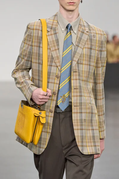 Look 18